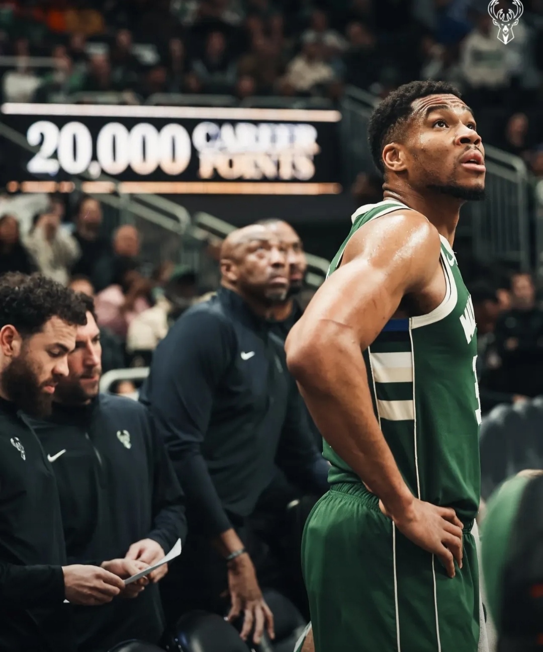 字母哥爆冷击败瑞士队，出色防守引爆全场！