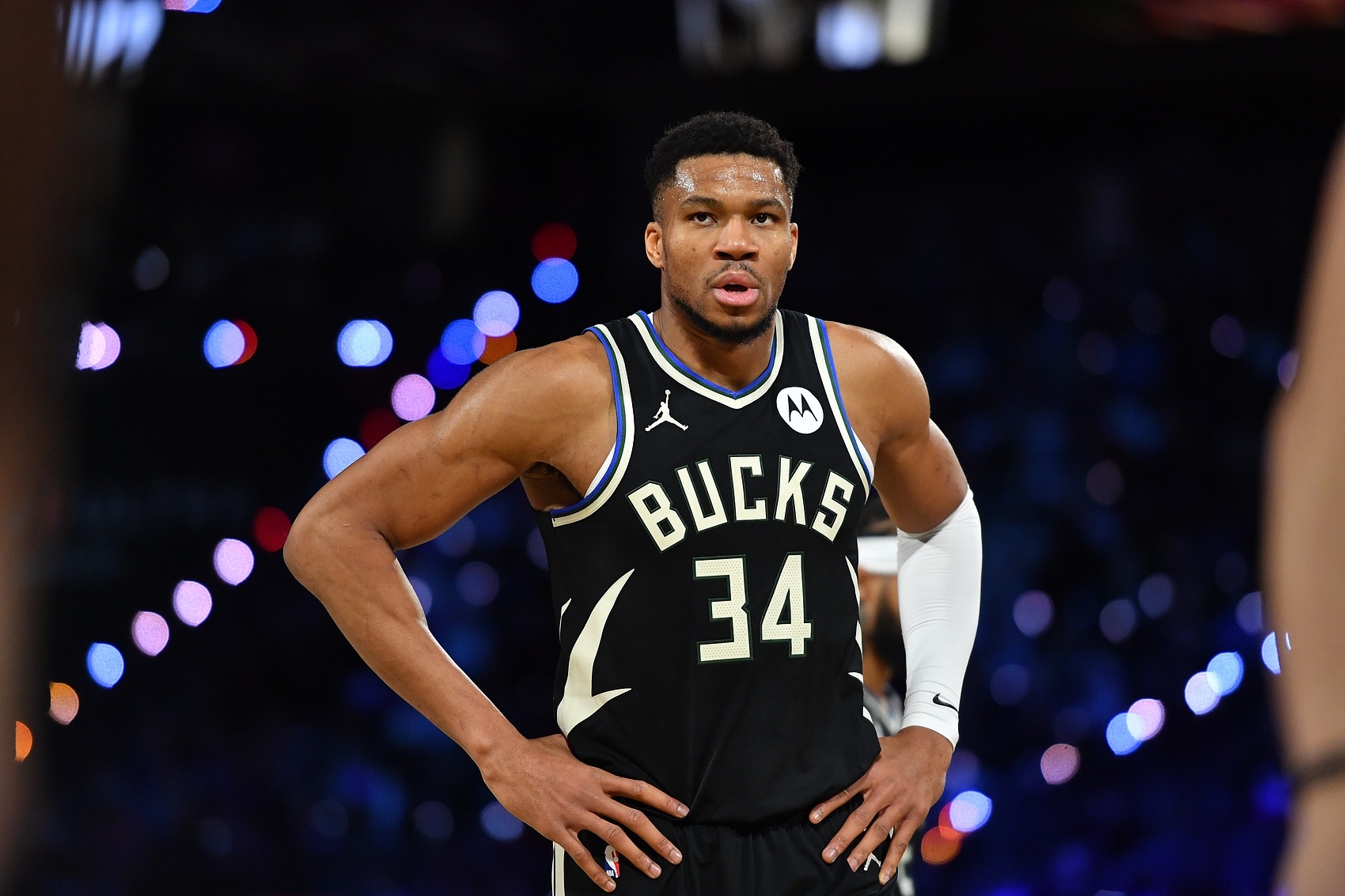 字母哥连续十五场比赛得分超过问鼎冠军，TL挑战极限！