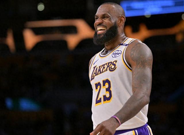 关于詹姆斯回归赛场，出色防守首场状态亮眼，热火观众沸腾！的信息