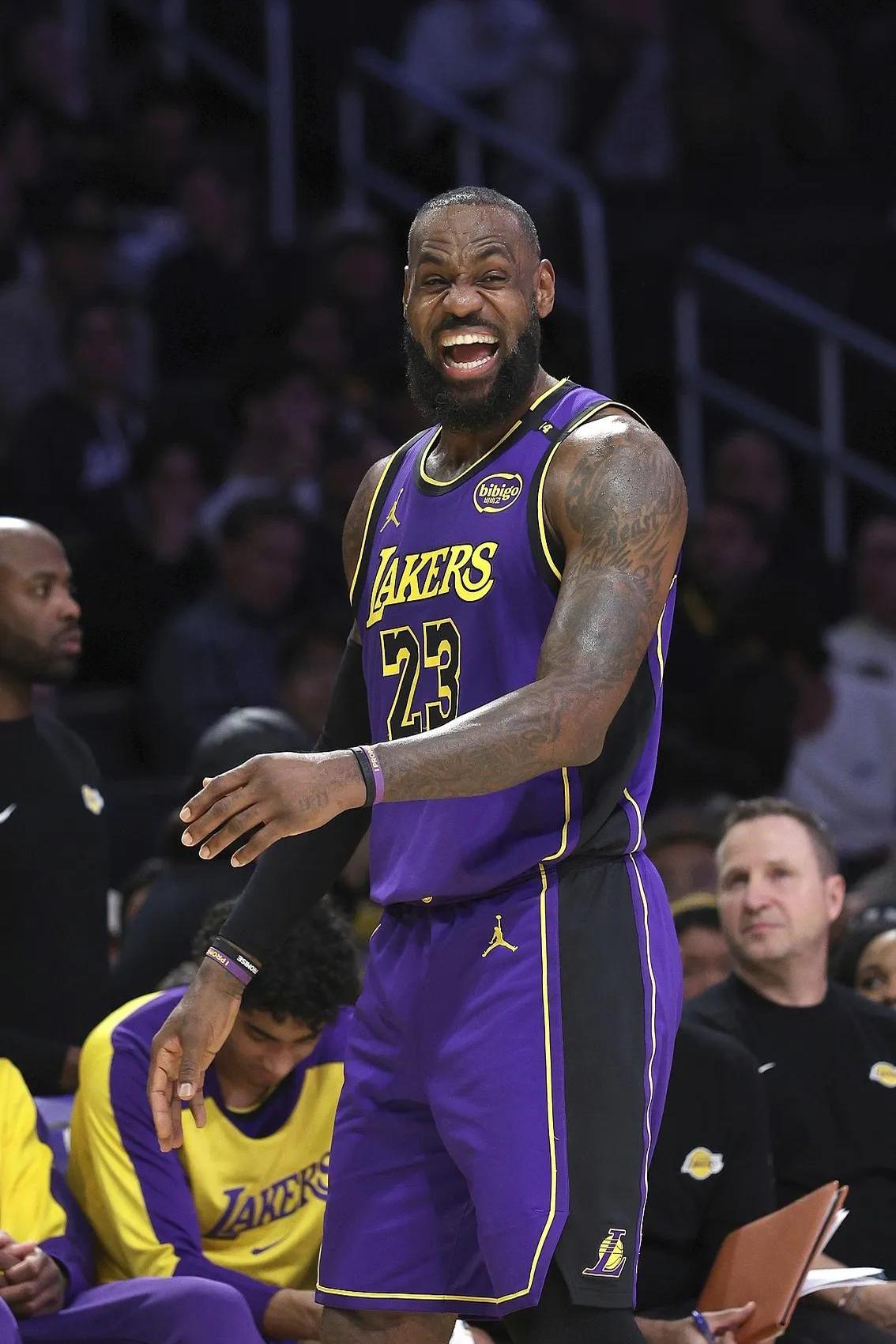 詹姆斯回归赛场，大胜首场状态亮眼，老鹰观众沸腾！