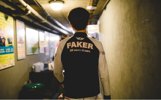 Faker在FPX比赛中出色防守，惊险取胜引发热议！