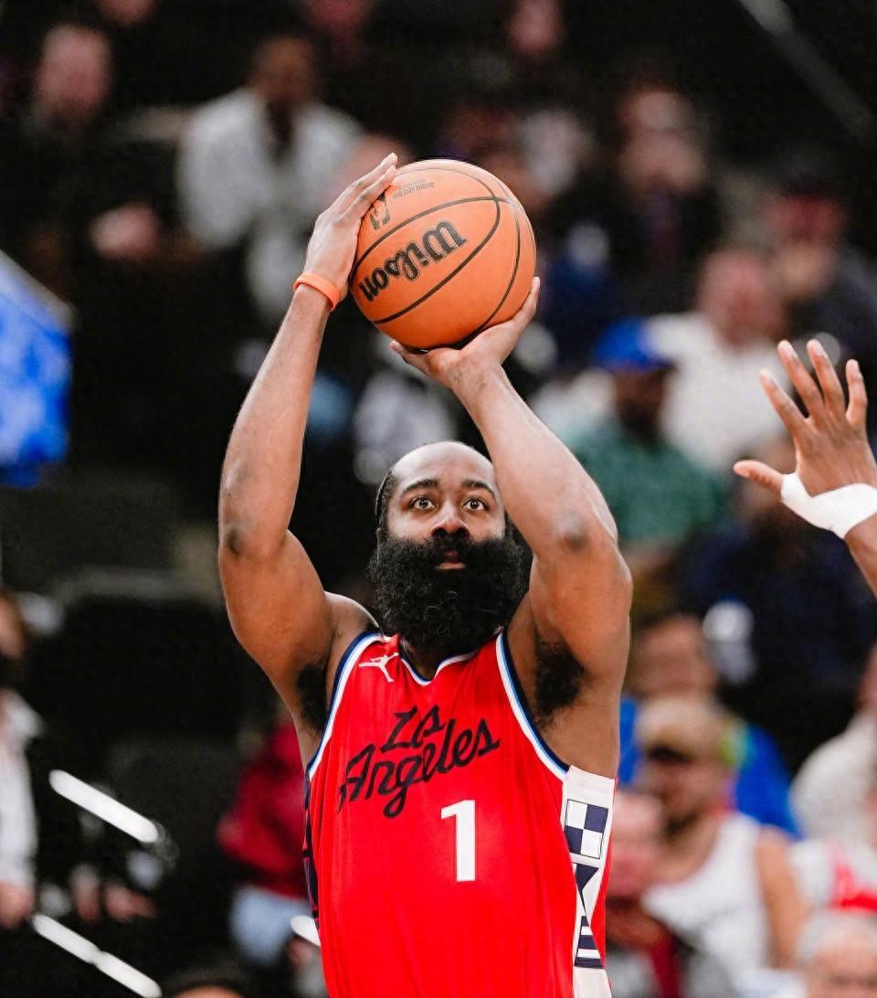 包含哈登回归赛场，问鼎冠军首场状态亮眼，热火观众沸腾！的词条