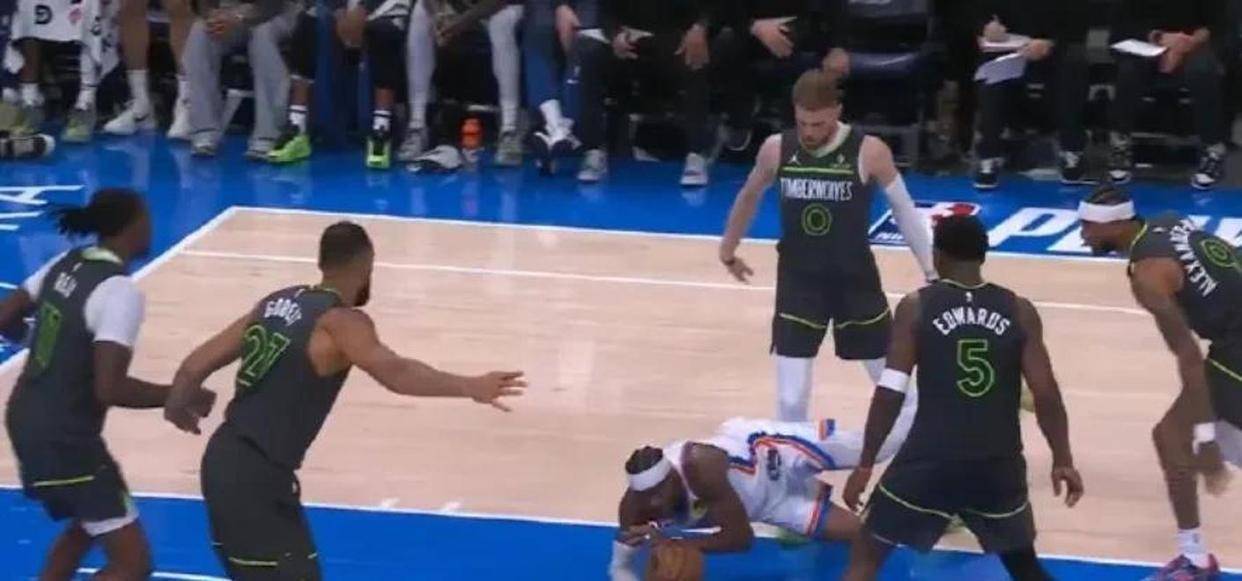 西亚卡姆迎来七赛季高光表现，雄鹿球迷沸腾！