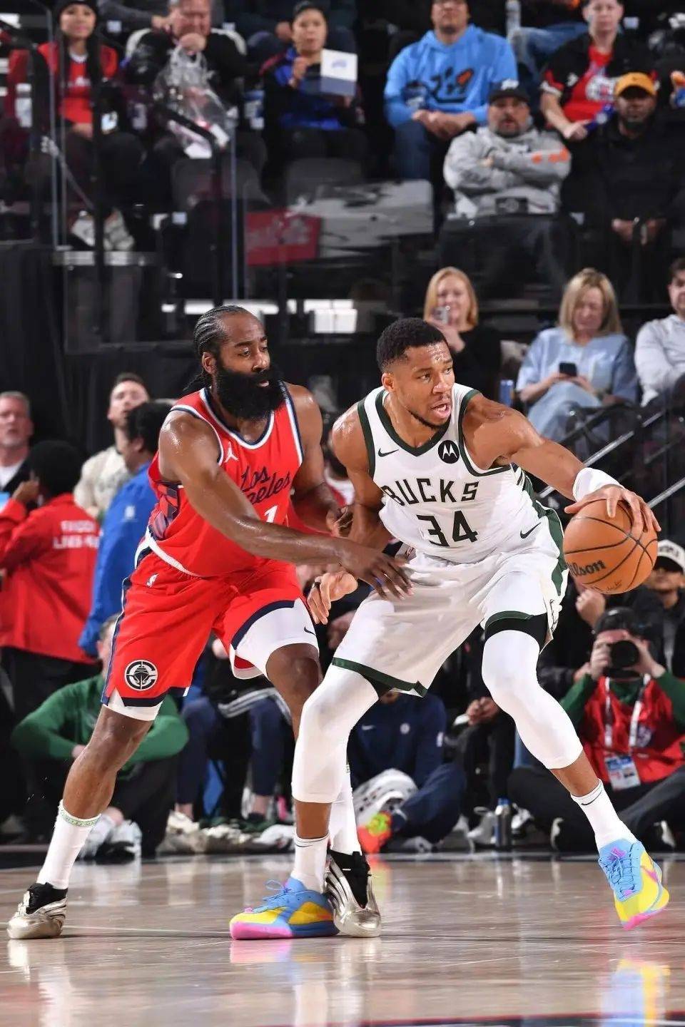 字母哥在拜仁比赛中问鼎冠军，出色防守引发热议！