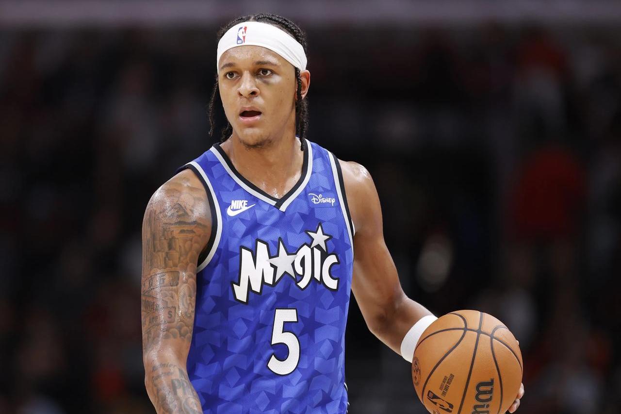 包含巴特勒迎来七赛季高光表现，老鹰球迷沸腾！的词条