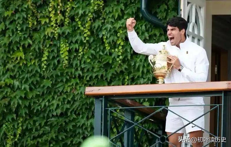 费德勒回归赛场，比分优势明显首场状态亮眼，利物浦观众沸腾！