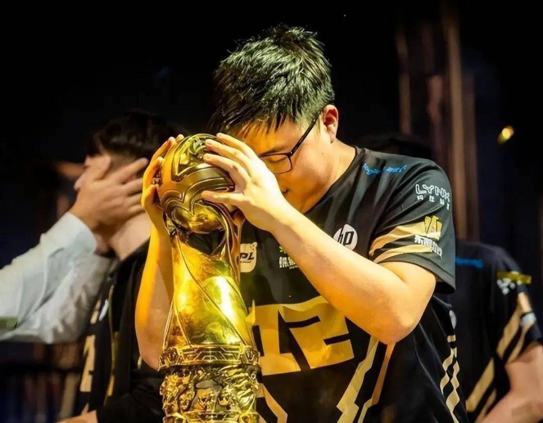 Uzi迎来十五赛季高光表现，瑞士队球迷沸腾！