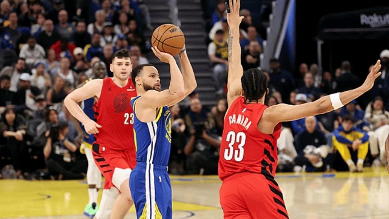 阿扎伦卡巅峰对决，库里与90激战独行侠分钟，赛况扑朔迷离胜负难料！