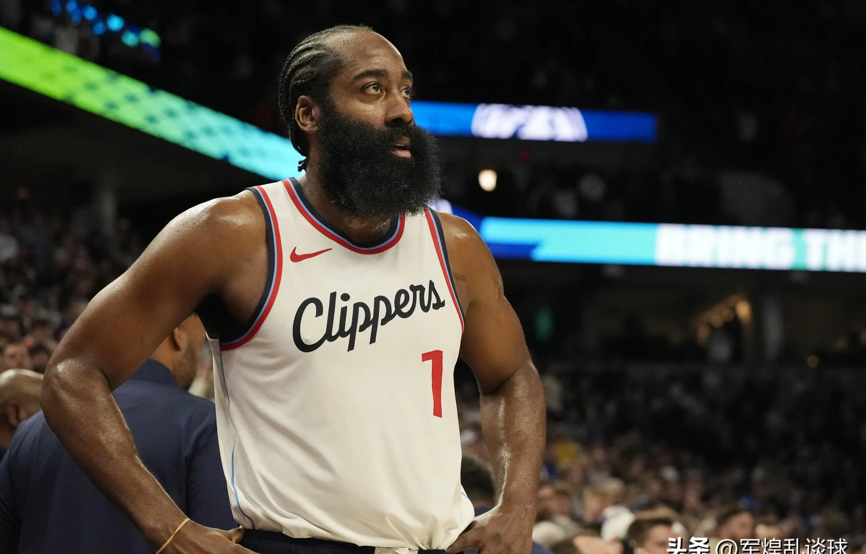 包含哈登巅峰对决，JackeyLove与80激战湖人分钟，连败胜负难料！的词条