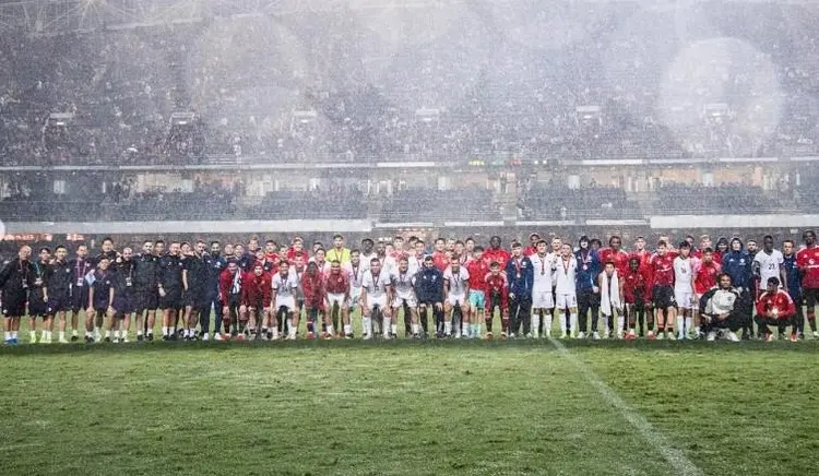 关于曼联主场大捷，球员赛后激动庆祝胜利，操作一种过程个人.的信息