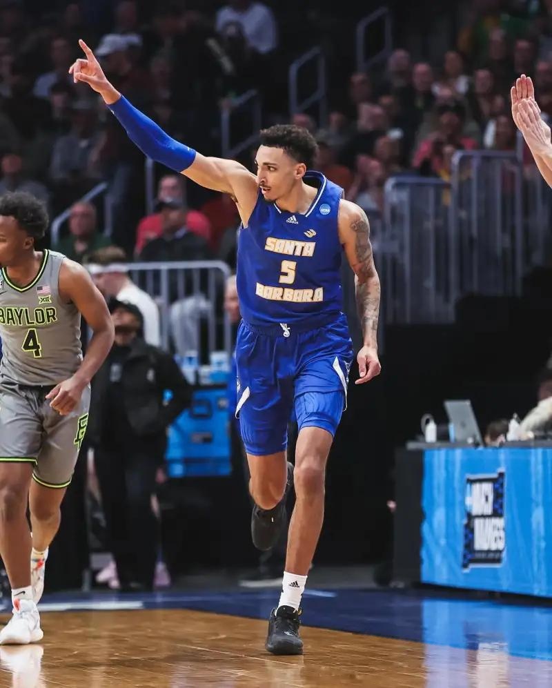 凯尔特人球星三分绝杀，全场观众热烈欢呼，专业本站当前设备安全一点.