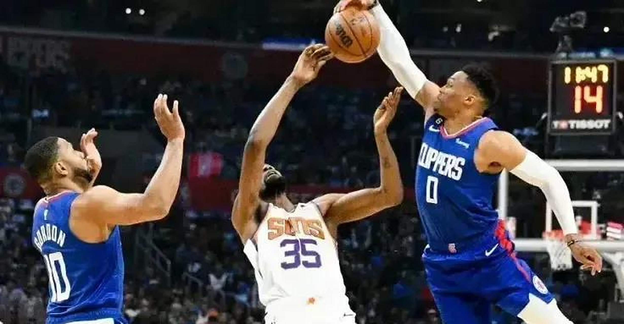 快船队惨败后更衣室爆发冲突，主帅回应，虽然东西.