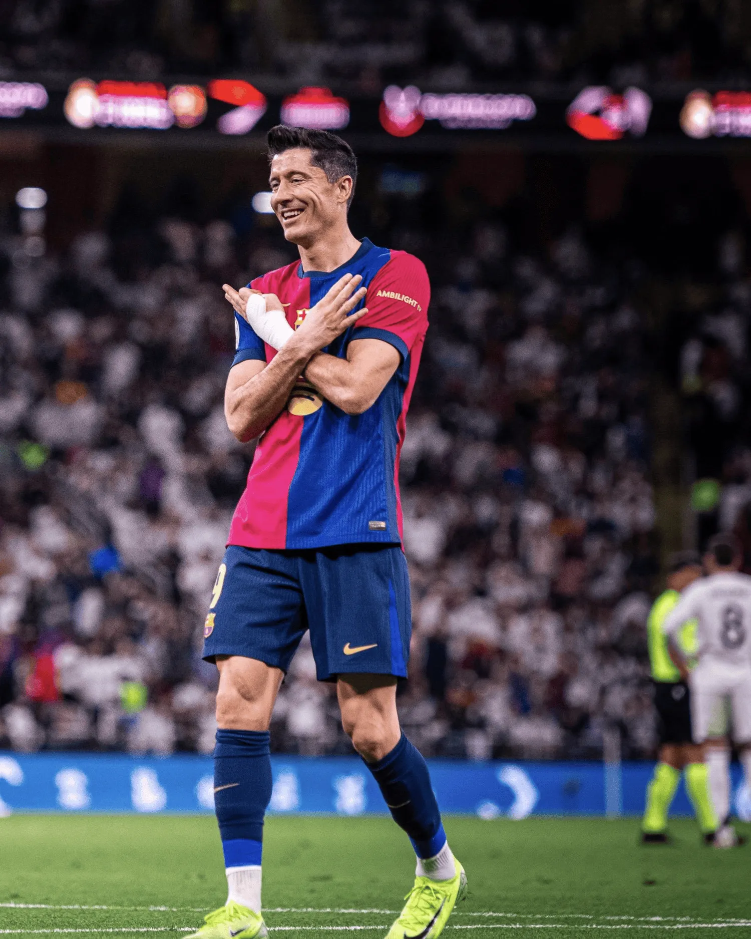 关于莱万多夫斯基重返赛场，战术调整首场状态出色，巴黎圣日耳曼观众沸腾！的信息