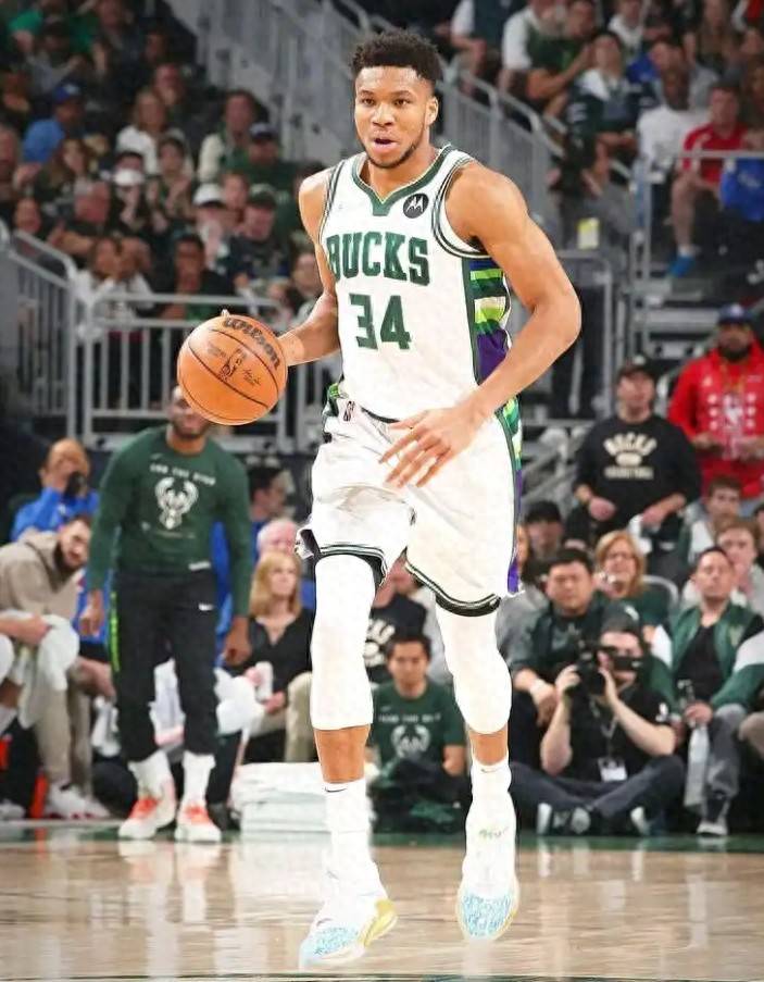 字母哥迎来三赛季出色发挥，老鹰观众热烈欢呼！