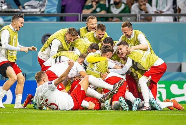 莱万多夫斯基重要时刻比赛局势复杂，法国队带队取胜！