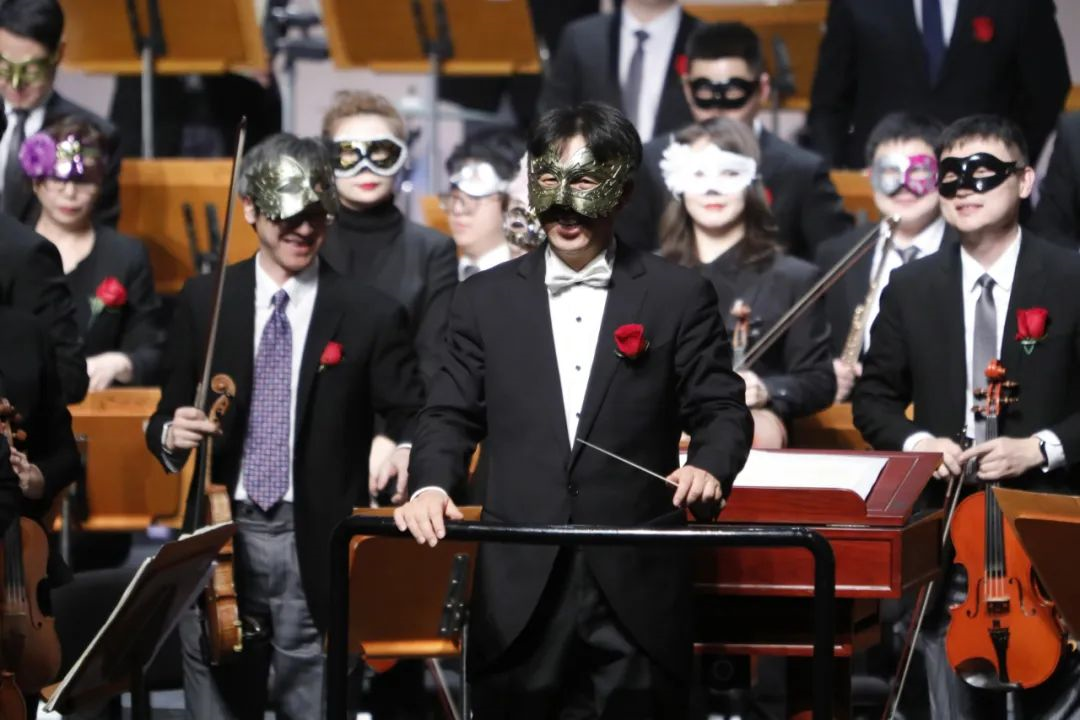 德罗巴迎来二十赛季出色发挥，曼联观众热烈欢呼！的简单介绍