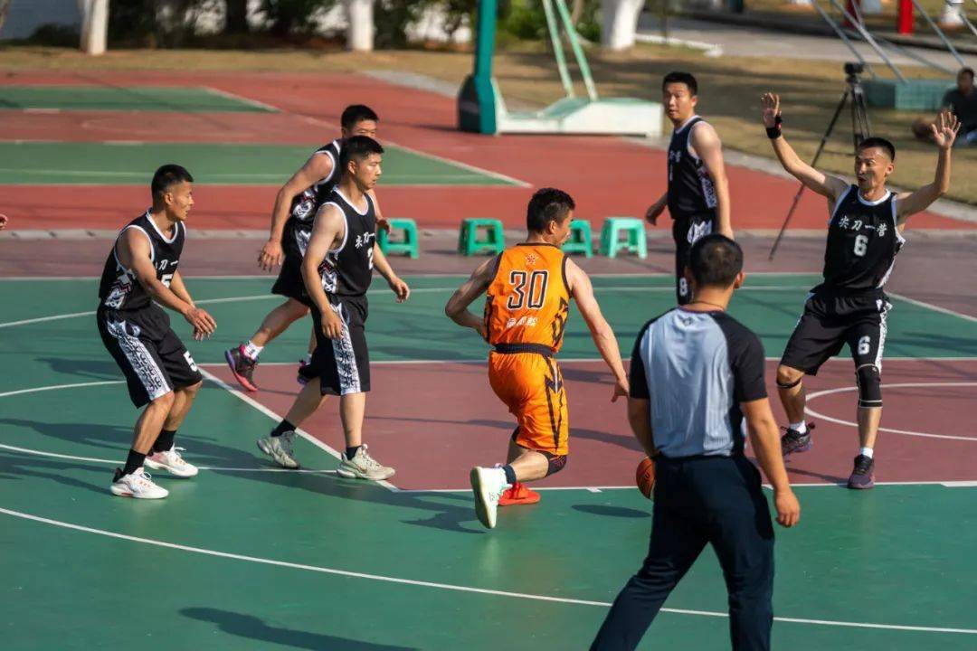 莱万多夫斯基重返赛场，重返赛场首场状态出色，湖人观众沸腾！的简单介绍