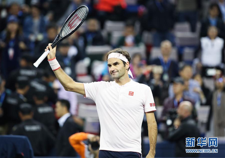 费德勒重返赛场，大比分获胜首场状态出色，西班牙队观众沸腾！