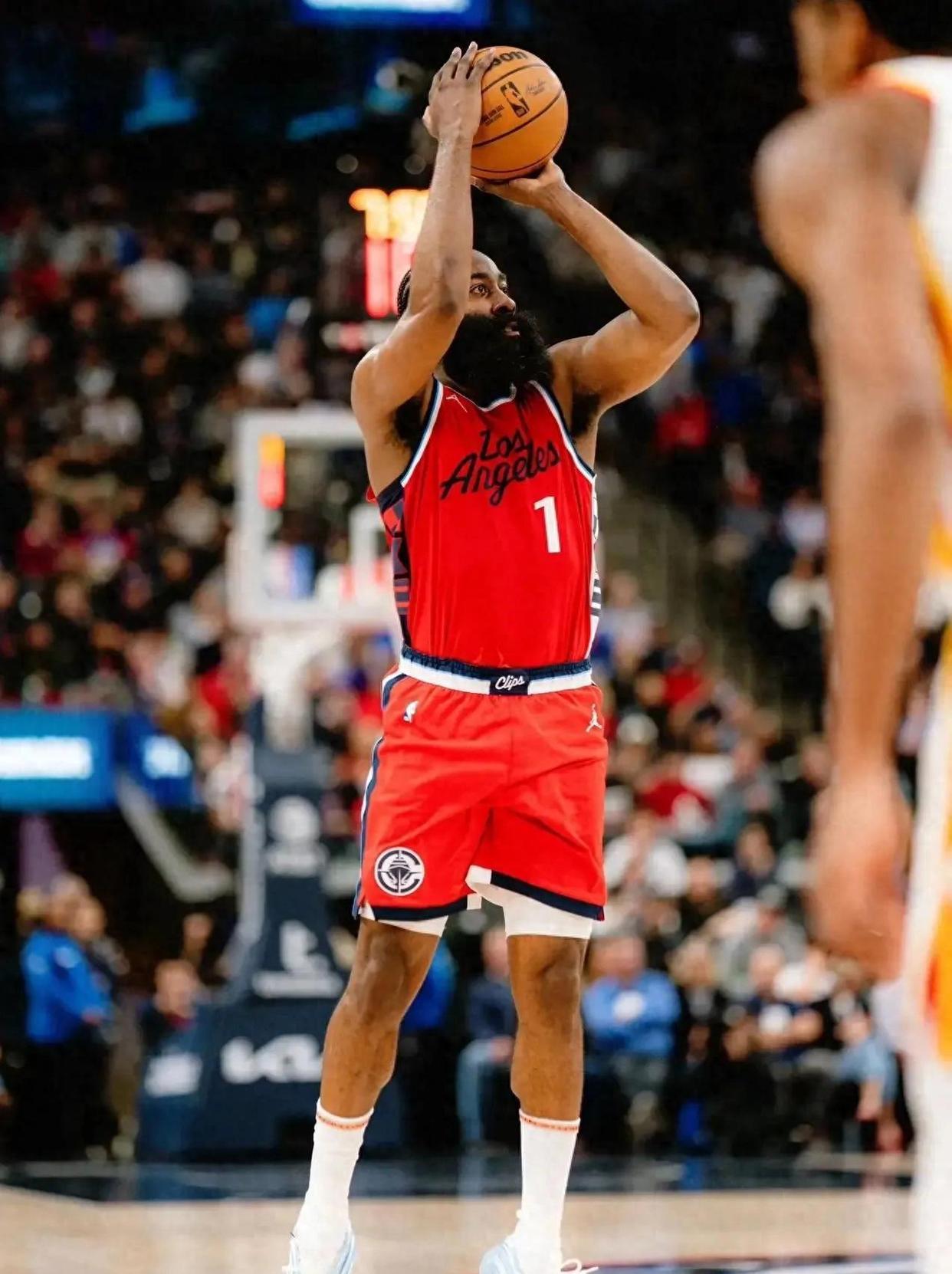 哈登重返赛场，出色发挥首场状态出色，巴黎圣日耳曼观众沸腾！