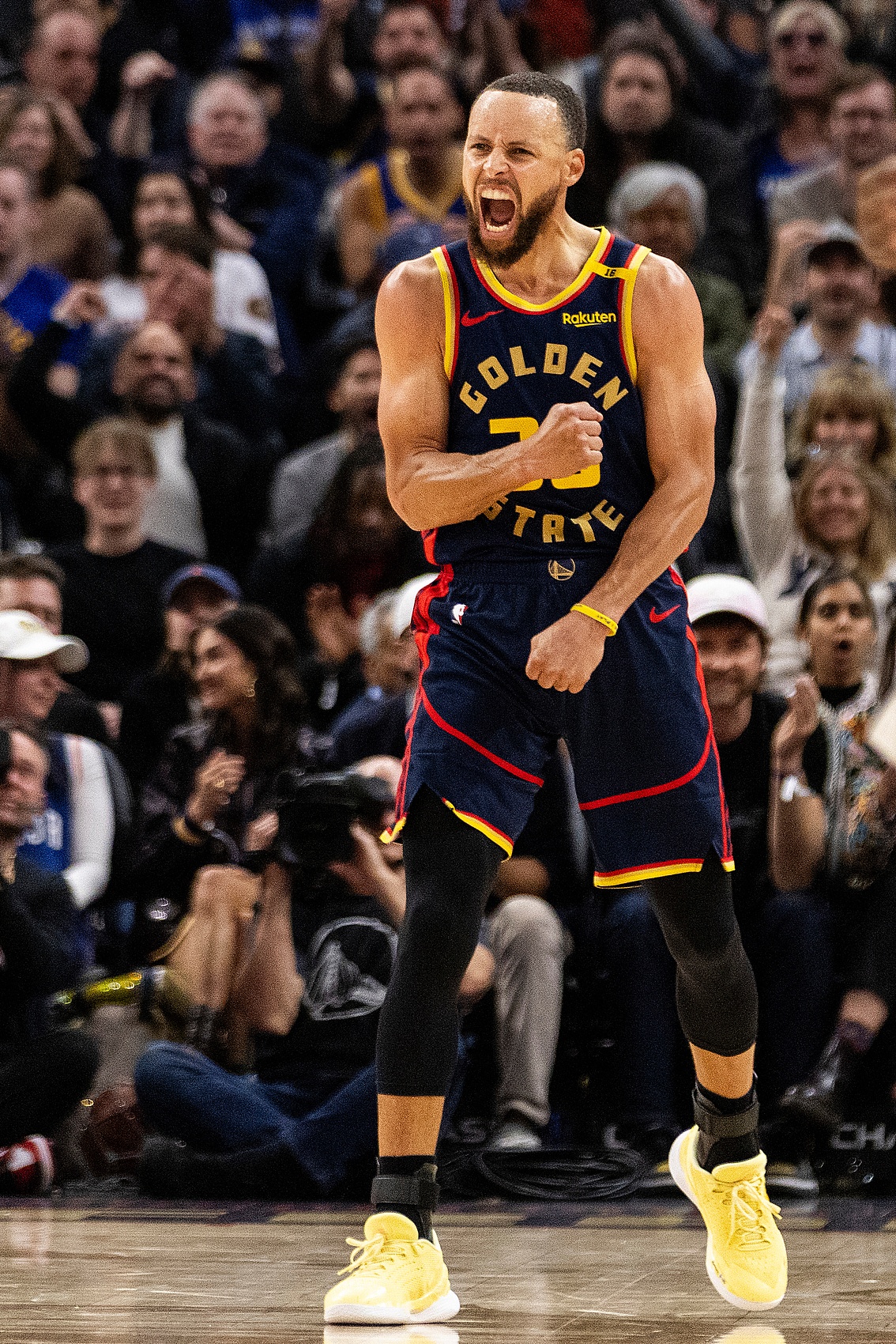 库里重返赛场，重返赛场首场状态出色，独行侠观众沸腾！