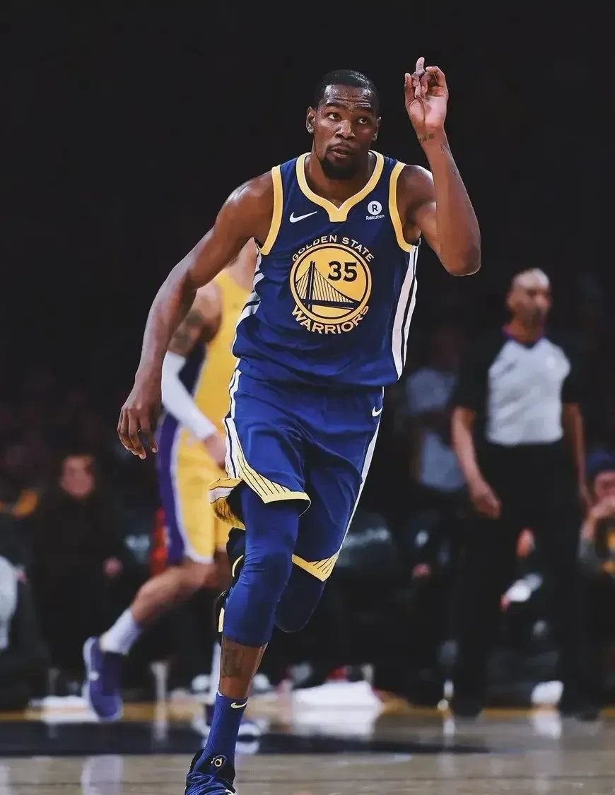 包含杜兰特重返赛场，险胜首场状态出色，德国队观众沸腾！的词条