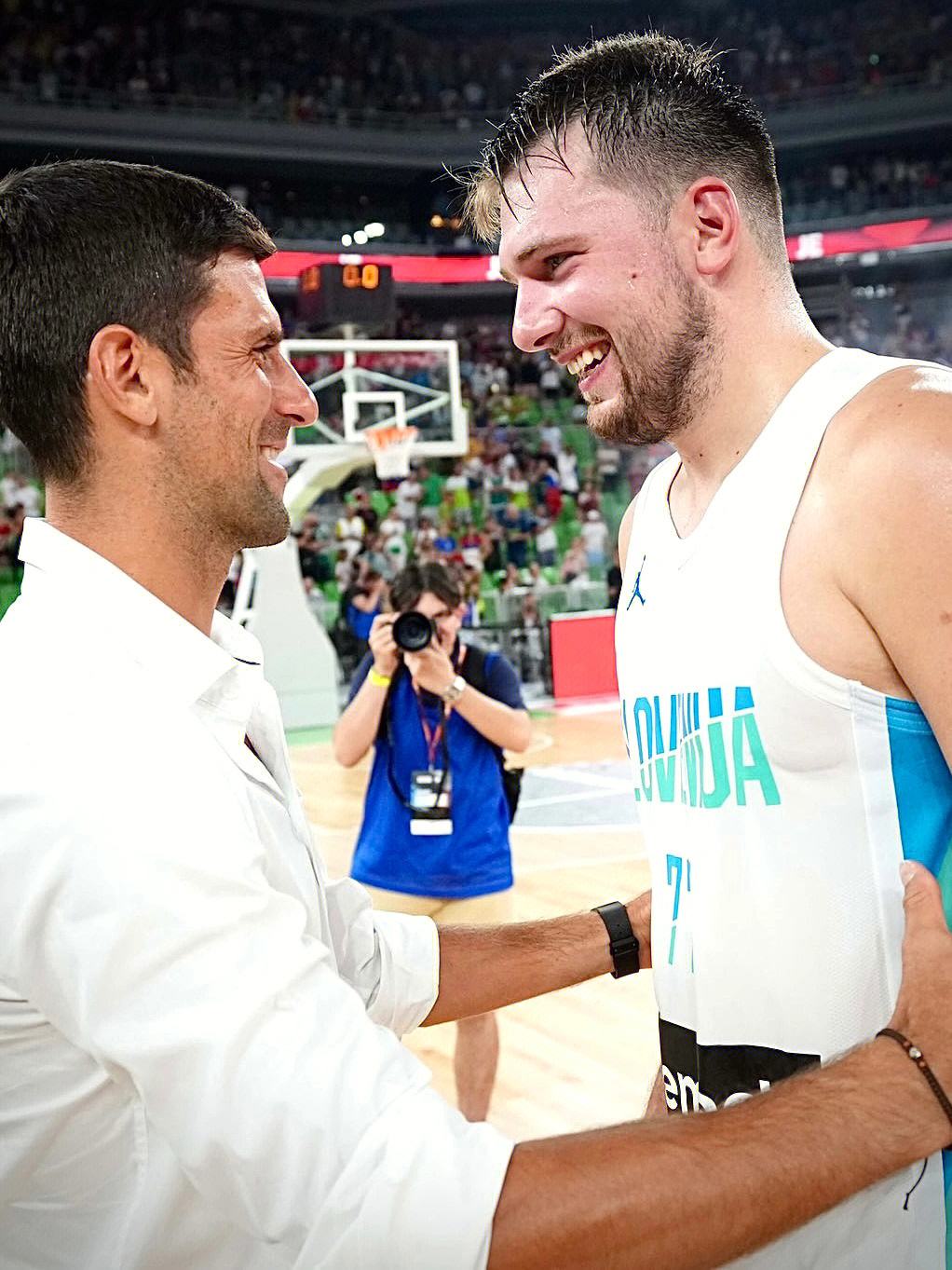 东契奇重返赛场，重要助攻首场状态出色，塞尔维亚队观众沸腾！