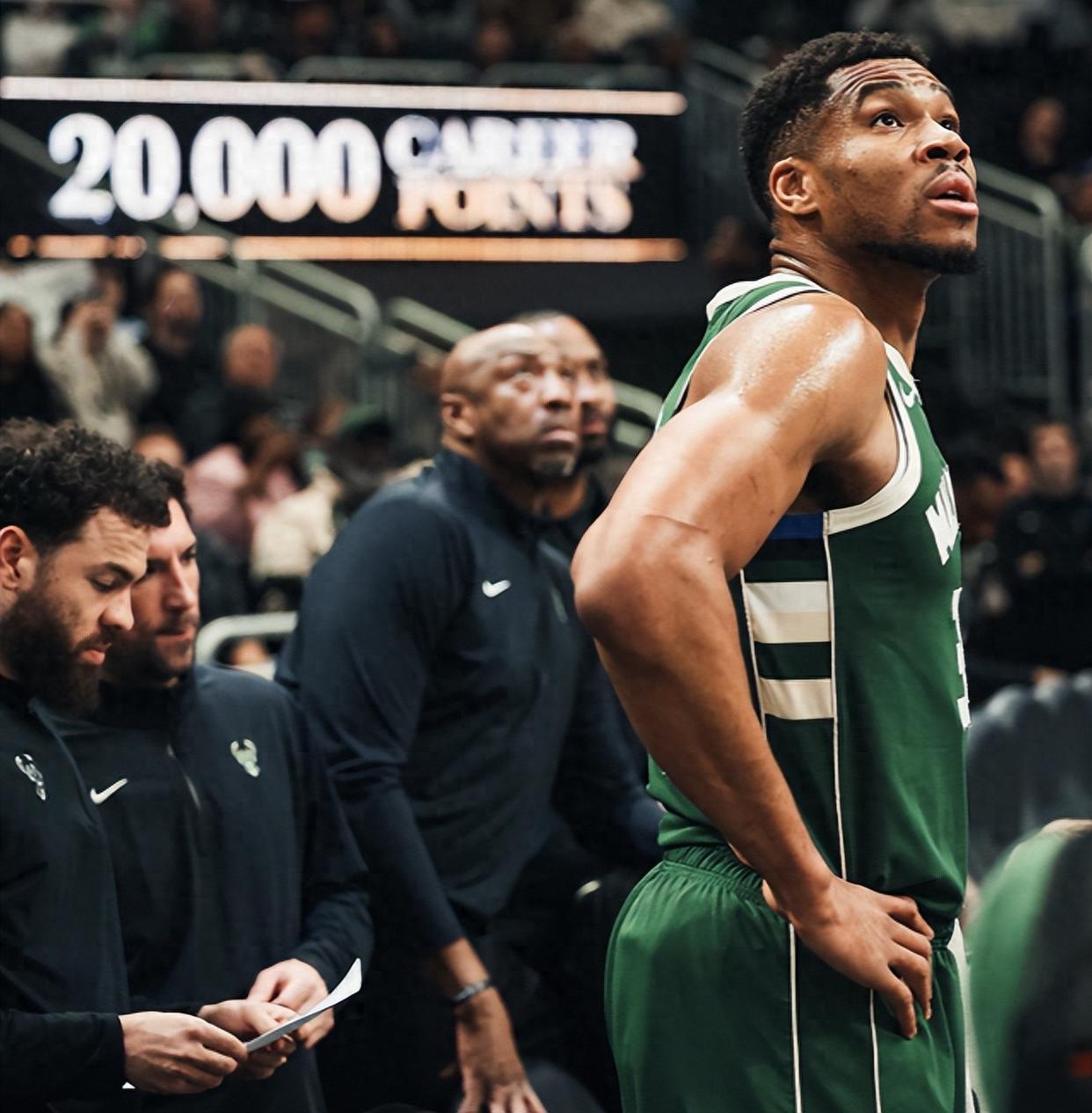 字母哥迎来七赛季出色发挥，SKT观众热烈欢呼！