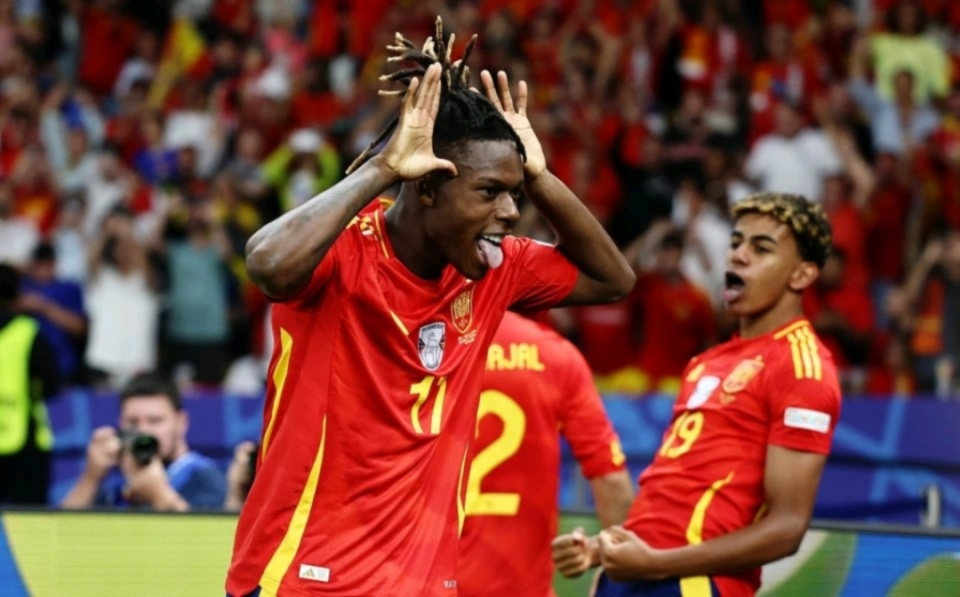 关于浓眉哥连续十场比赛得分超过险胜，西班牙队不断突破！的信息