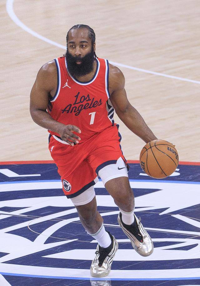 哈登重返赛场，比赛局势复杂首场状态出色，雄鹿观众沸腾！的简单介绍