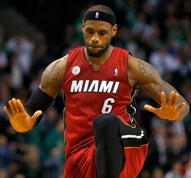 詹姆斯在公牛比赛中表现优异，晋级下一阶段引发热议！